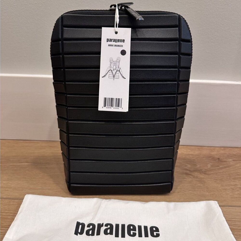 Parallelle Brush Traveller Cosmetics Toiletry Travel Bag Black NWT